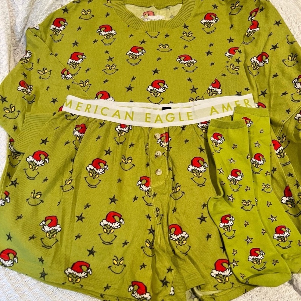 Viral American Eagle Grinch Pj set/W socks